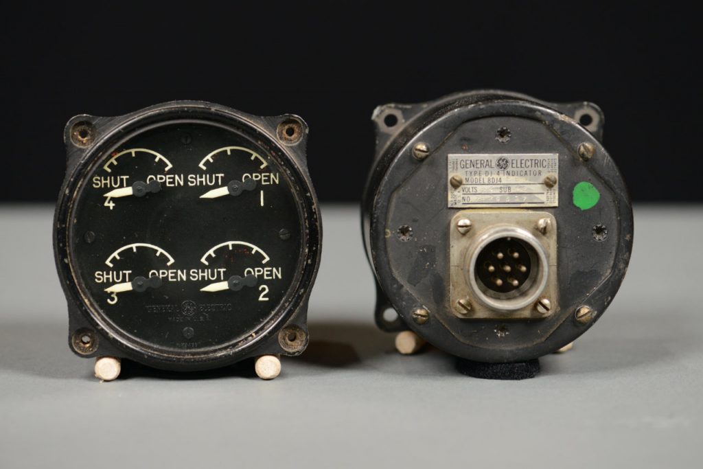 Front and rear view of the General Electric model 8DJ4PBV engine cowl flaps indicator.