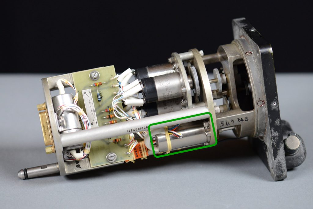 The internals flipped 180° from the previous photo. The servo motor is highlighted in green.